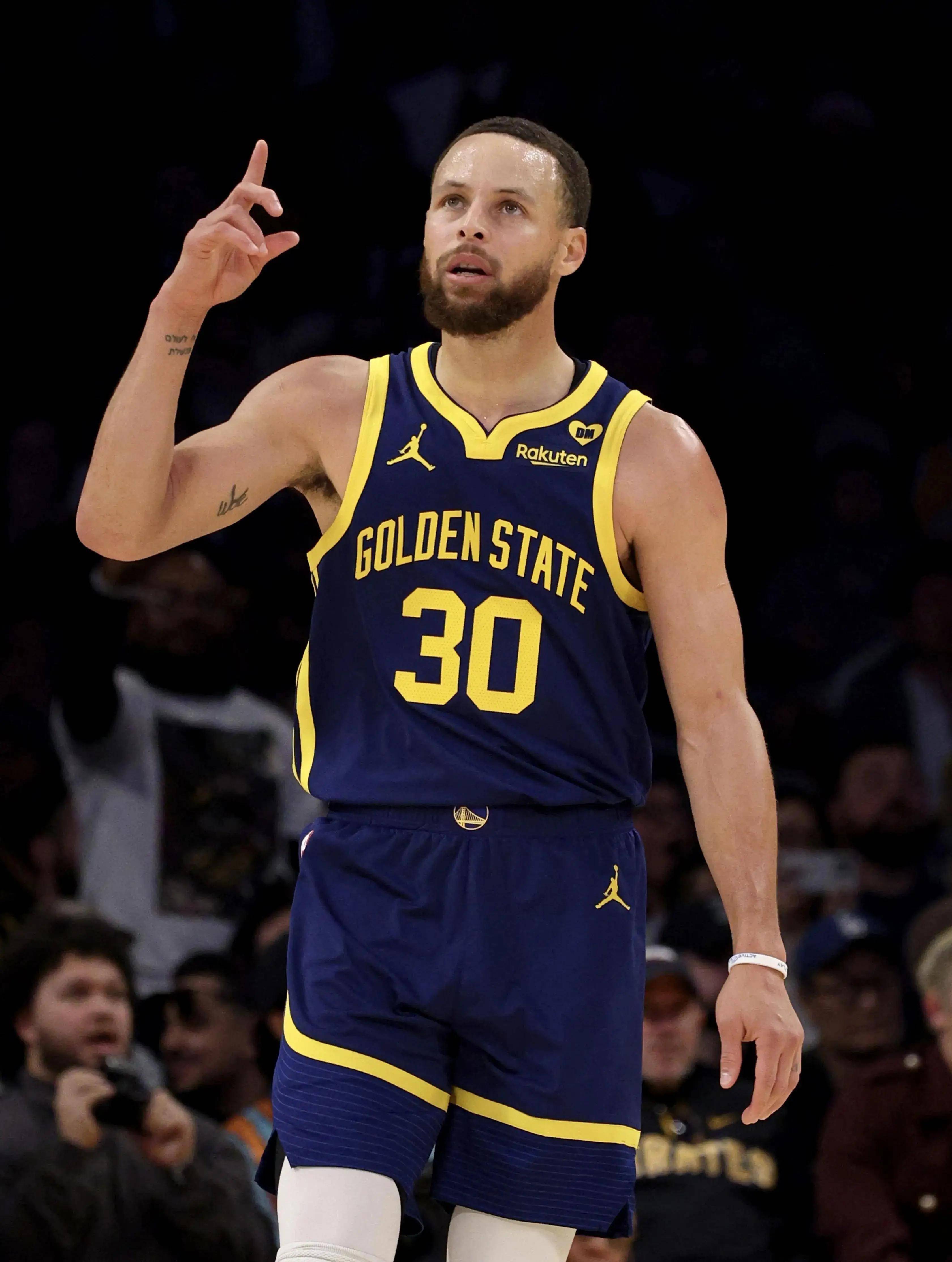 樊振东和孙颖莎 问鼎WTT世界杯决赛冠军